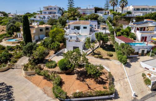 CoolHouses Algarve, Luz, 3 Bed villa, 1 bed studio, heated pool & jacuzzi, sea views, Casa Pequena - Foto 46
