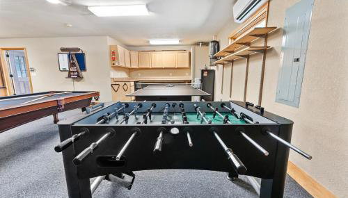 Kim's Cove Motorcycle-Friendly Cabin - Foto 5, Game Room