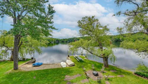 Lakefront Westhampton Cabin with Beach and Kayaks! - Foto 2