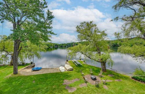 Lakefront Westhampton Cabin with Beach and Kayaks! - Foto 2