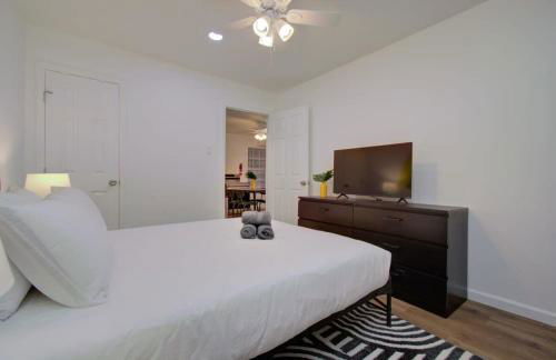 Heart of Houston - 8-BD 4-BA with Yard - Photo 35