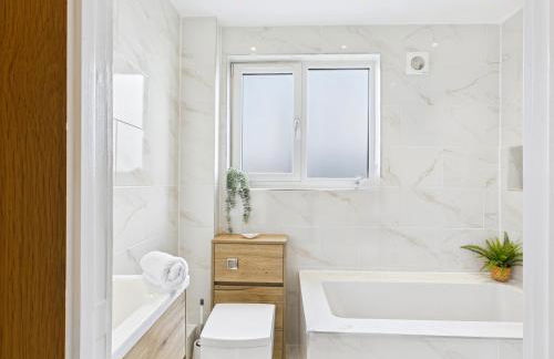 Luxury Beach Stay with Hot Tub - Foto 36