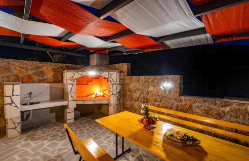 Awesome Home In Modric - Photo 25