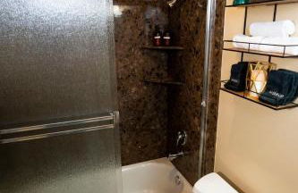 Eat-Sleep-Stroll-Repeat! Walkable Midtown 2BR Home - Foto 3