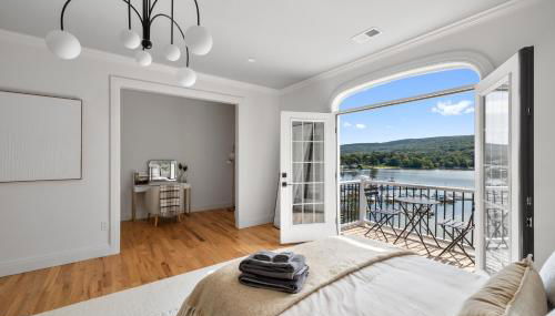 Lakeview Villa with Private Hot Tub, Firepit & Spacious Decks with Breathtaking Cliff Views - Foto 2