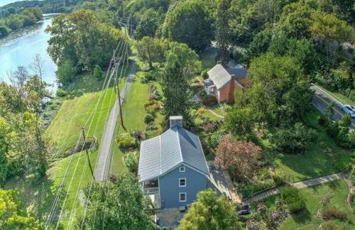 Historic 1818 Riverfront Cottage - Foto 24