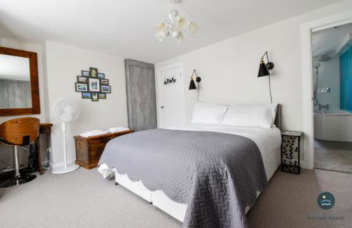 Cobb Cottage - Harbourside permit parking - Photo 3