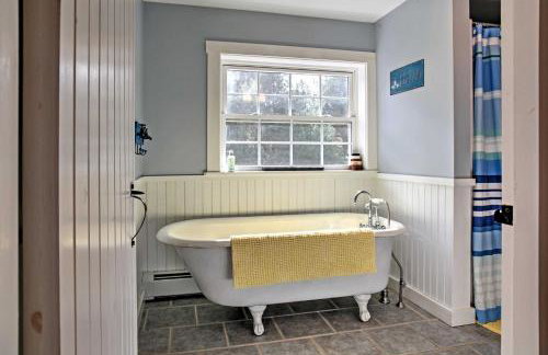 Beautiful Sandy Point Getaway with Wraparound Deck! - Foto 12