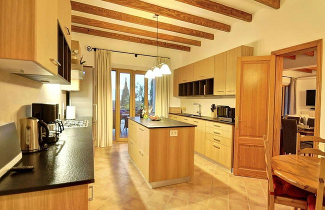 Exquisite Villa With Views - Photo 11