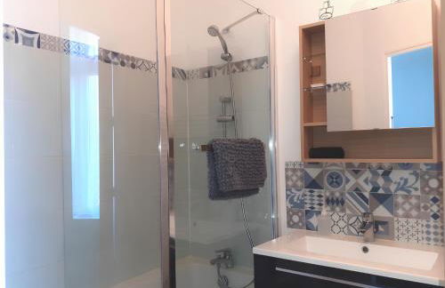 L'artistique, 4 lits, 2 chambres, stationnement gratuit, spacieux, atypique - Photo 7