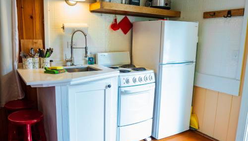 Cottage 5-6 - 2 Bedroom 1 Bath End Unit with Kitchenette Private Courtyard Pet Friendly fee applies - Foto 3