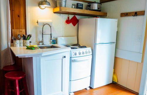 Cottage 5-6 - 2 Bedroom 1 Bath End Unit with Kitchenette Private Courtyard Pet Friendly fee applies - Photo 3