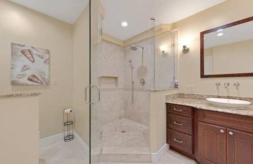 Home with pool by Dream Vacation - Foto 29