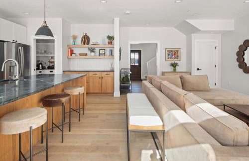 New & Modern Townhouse Close to Skiing, Brand New Hot Tub - Photo 8