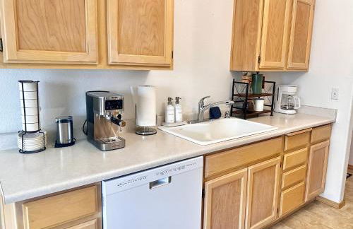 HOT TUB! King Bed-Firepitt-Near Airport& Freeway - Foto 4