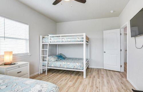 2 Decks, Patio and Views Beachfront Texas Retreat - Photo 22