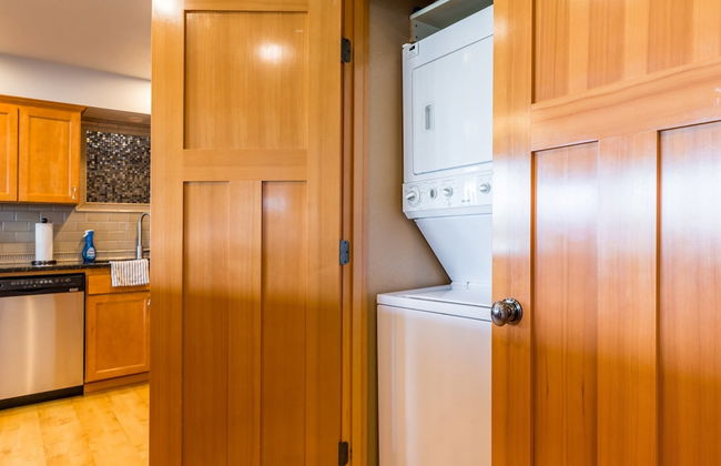 Coastal Chic Beach Condo by Avantstay Balcony - Photo 28