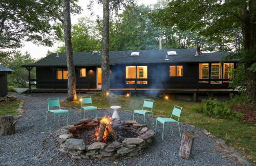 Modern Hideaway with Deck and State Forest Access - Foto 30