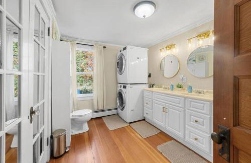 Coastal Red Farmhouse w/Firepit - Holiday Home - Foto 33