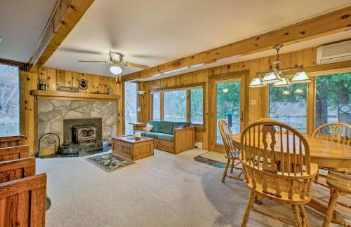 Riverfront Manton Cabin with Pool Table and Fire Pit! - Foto 6