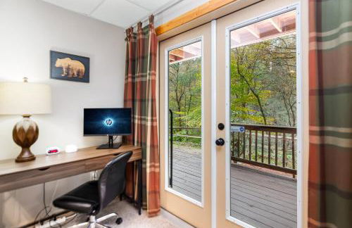 Amazing Creek View Cabin w/ Hot Tub, Firepit & Pool Table - Foto 17