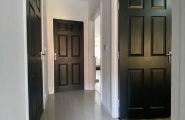 Modern 1 bedroom flat with patio garden & parking - Foto 6