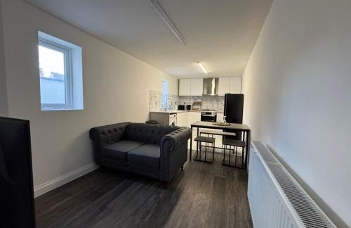 Modern Central Apartments with Balcony - Photo 26