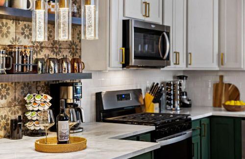 Chic Home with Large Private Yard! Hot Tub, Close To Downtown - Foto 41