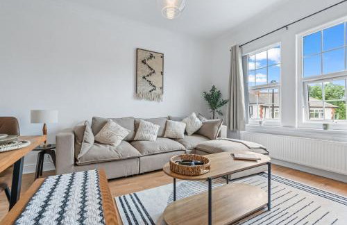 Stylish 4Bed Executive Stay WiFi and Parking - Photo 1