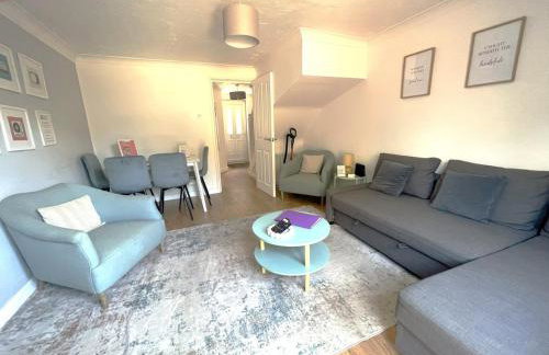 Modern 2 Bed House Sleeps 6 Southam Town Centre - Inspire Homes Ltd - Foto 1