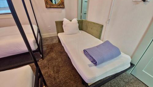 Houston's Downtown Bloom House - Spacious Floral Escape for Groups - Foto 4