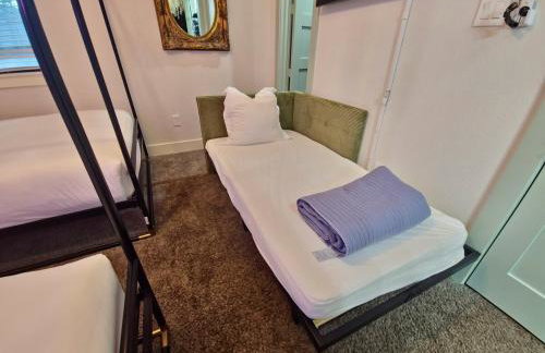 Houston's Downtown Bloom House - Spacious Floral Escape for Groups - Foto 4