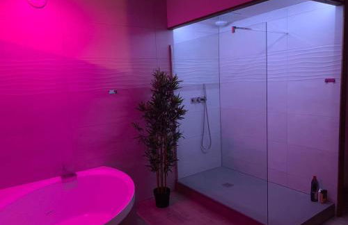 La Suite Interdite Jacuzzi, Sauna & Pièce Secrète - Foto 2