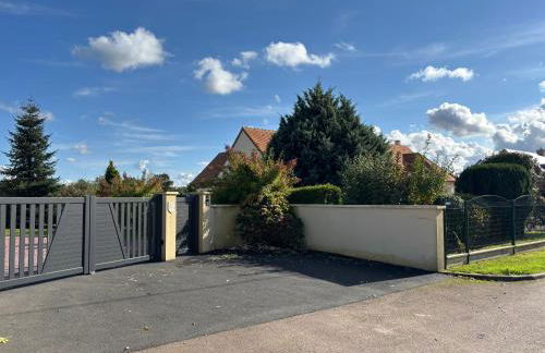 La clé des champs Maison plain pied lumineuse bien équipée, séjour spacieux, belle terrasse aménagée, garage, grand jardin clos, parking, près de Bayeux et Omaha Beach, chiens bienvenus - Foto 47