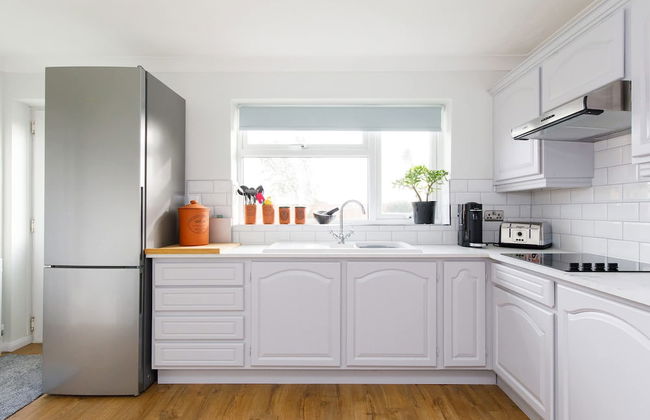 Coastal Retreat for 8 With Hot Tub - Walk to Beach - Foto 70