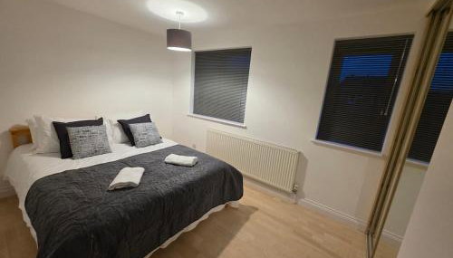 Modern 3BR House Parking Sleeps 6 - Photo 4