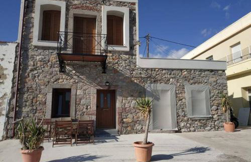 Seafront two-storey house in Kardamyla - Foto 2