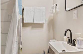 3BR City Chic Modern Apt - Central Location - Foto 16