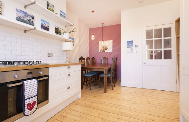 JOIVY Gorgeous 1-Bed Flat With A Shared Garden - Photo 6