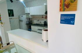 Apartamento com varanda Gourmet na praia da enseada - Foto 3