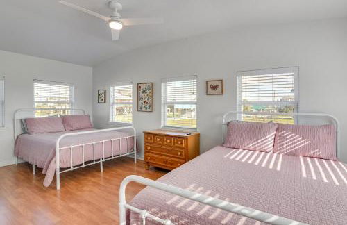 Steps to Sea! Crystal Beach Home with Furnished Deck - Foto 15