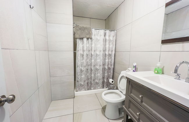 The Stone Castle - With Private Yard & Parking, Near Falls & Casino by Niagara Hospitality - Foto 5