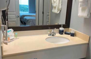 Condo near Disney Springs-Free shuttle to Parks - Foto 69