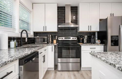 Chic 3BR Bungalow with Screened Porch & Patios - Foto 8