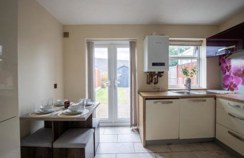 2BR Home Near Shops & Transport Links - Foto 22