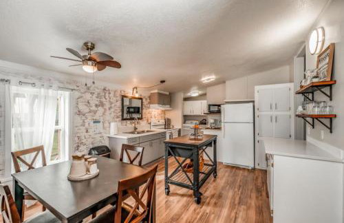 Renovated Bungalow Getaway - Foto 23