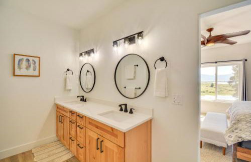 2 Mi to Lake Stunning Twin Lakes Home with Deck - Foto 13