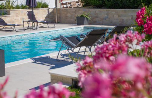 Luxury Poolside Villa - Photo 35