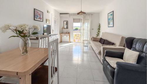 2 Bedroom Stunning Home In Torrevieja - Foto 3