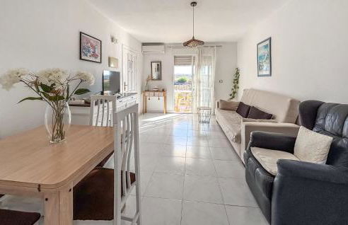 2 Bedroom Stunning Home In Torrevieja - Foto 3